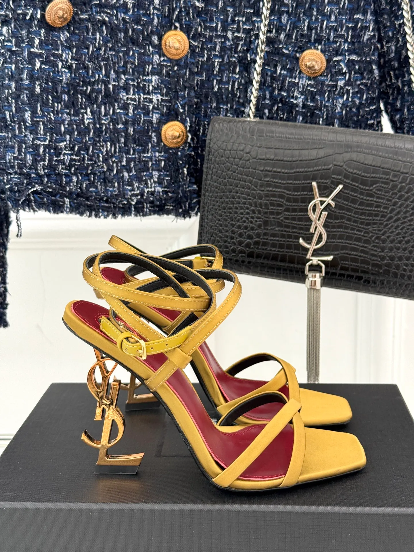 👟👟Ex-factory price 600👟👟 Saint Lauren*YSL Saint Laurent classic spring and summer letter heel cross-strap high-heeled sandals. High-heeled shoes that are suitable for both men and women. I love them. They are indeed the brand that understands women best. They are sold out as soon as they are new‼ ️ Especially the side lines are designed to be smooth, natural and slimming, making the whole pair of shoes layered and feminine. No matter what your usual style is, you must try it! The upper is made of imported cow patent leather, the lining is mixed sheepskin, and the Italian genuine leather outsole Heel height: 10.5cm Size: 35-39 (34/40/41 customized)